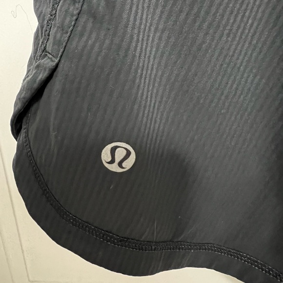Lululemon Groovy Run Short  Size 6 - Picture 3 of 4
